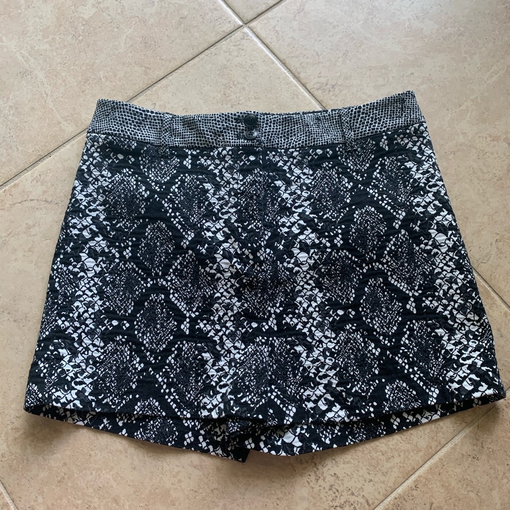 Bebe Black & White Snake Print Shorts Size 10